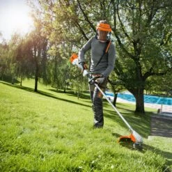 Stihl FSA90R Cordless Brushcutter 9 Stihl FSA90R Cordless Brushcutter -Stihl FSA90Rlifestyle2